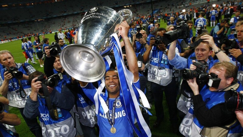 Chelseas Didier Drogba mit dem Champions-League-Pokal.