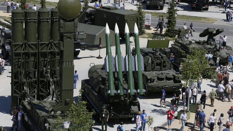 Bild von einer Rüstungsmesse in Russland: Die militärische Aufrüstung weltweit feiert durch die jüngsten globalen Entwicklungen fröhliche Urständ.