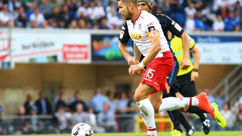 Kapitän Marco Grüttner und der SSV Jahn Regensburg wollen im DFB-Pokal in die nächste Runde einziehen.