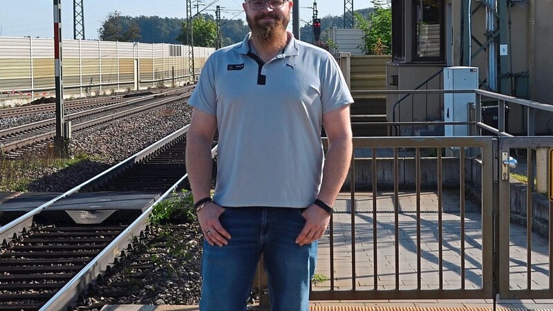 Dominik Eder vor dem Stellwerk in Sünching, in dem er schon viele Male die Züge geleitet hat.