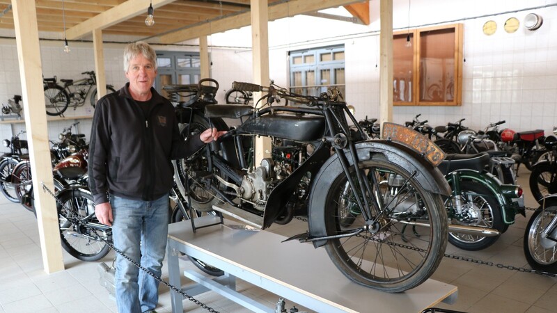Besonders stolz ist Stefan Dorfner auf dieses Motorrad: eine Wanderer G200 Baujahr 1927.