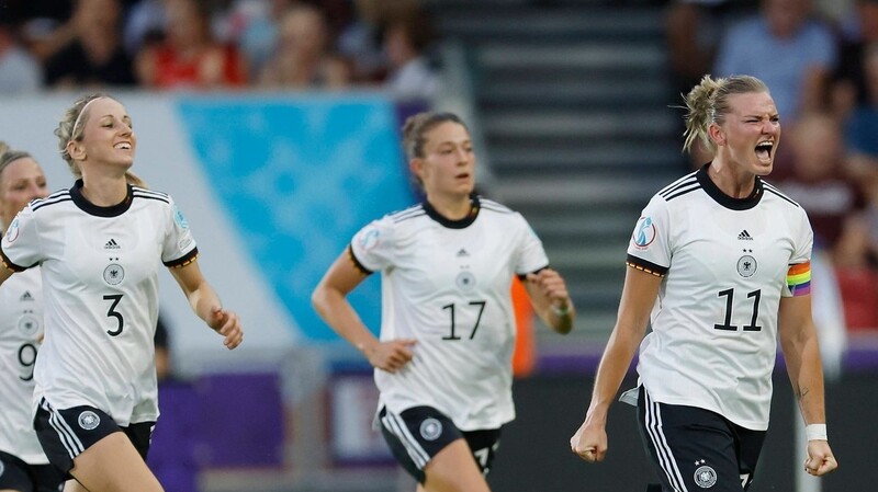 Deutschlands Alexandra Popp (r.) jubelt nach ihrem Tor zum 2:0 gegen Spanien.