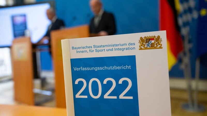 Joachim Herrmann (Im Hintergrund l.), Innenminister von Bayern, und Burkhard Körner, Präsident des Bayerischen Landesamts für Verfassungsschutz, stellen während einer Pressekonferenz den Verfassungsschutzbericht für das Jahr 2022 vor.