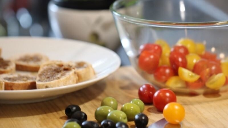 Mit nur wenigen Zutaten gelingt der Dolce Vita Salat mit Tomate und Ciabatta.