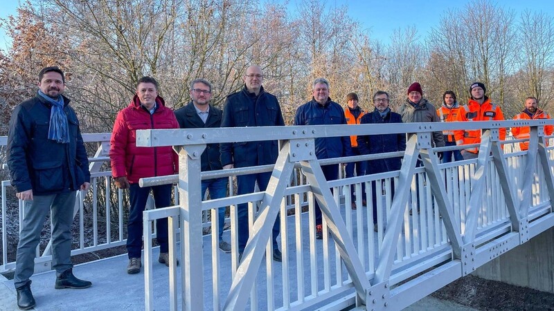 Die Bürgermeister der Gemeinden Aiterhofen und Oberschneiding mit den Verantwortlichen der Behörden, der beteiligten Firmen sowie Vertretern der Verwaltung auf der fertiggestellten Radwegebrücke.