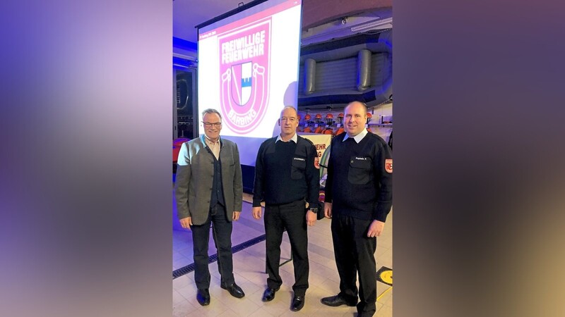 Bei der Versammlung der Feuerwehr wurde Andreas Staudinger (Mitte) zum Kommandanten und Fabian Kaptein (rechts) zum stellvertretenden Kommandanten gewählt. Bürgermeister Hans Thiel gratulierte.