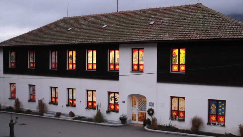 Das Adventshaus in der alten Schule Hohenwarth leuchtet.