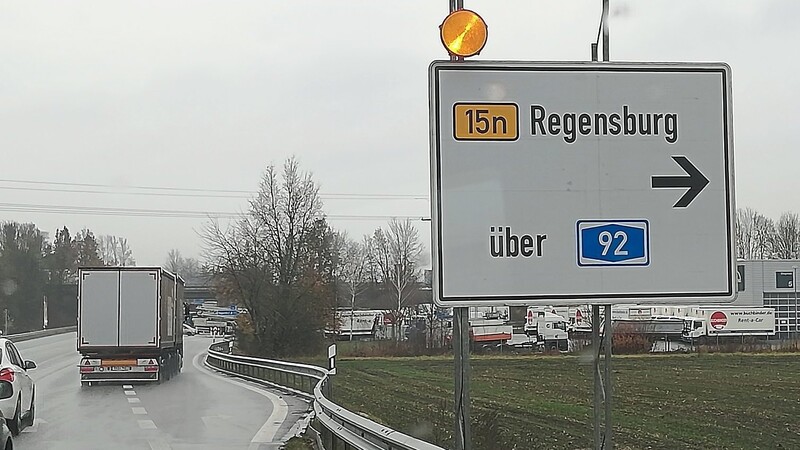 An der Auffahrt zur A 92 wird der Verkehr in Richtung Regensburg nun darauf hingewiesen: Achtung zur B 15 neu gehts hier entlang.