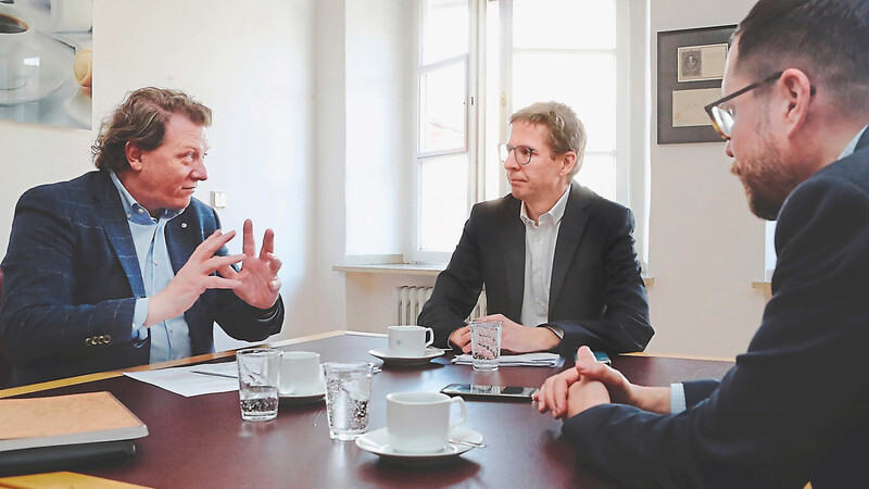 Stefan Gruber (links) und Thomas Küffner (Mitte) mit LZ-Redakteur Uli Karg beim Interview im Verlagsgebäude der "Landshuter Zeitung".