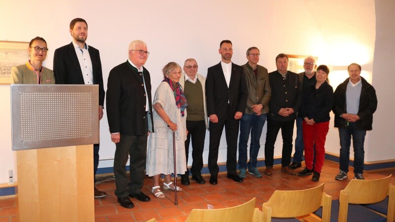 Ohne die Leihgeber hätte es nicht geklappt, wie Galerieleiterin Anjalie Chaubal, Stadtarchivar Timo Bullemer und Kreisheimatpfleger Hans Wrba (von links) betonen.