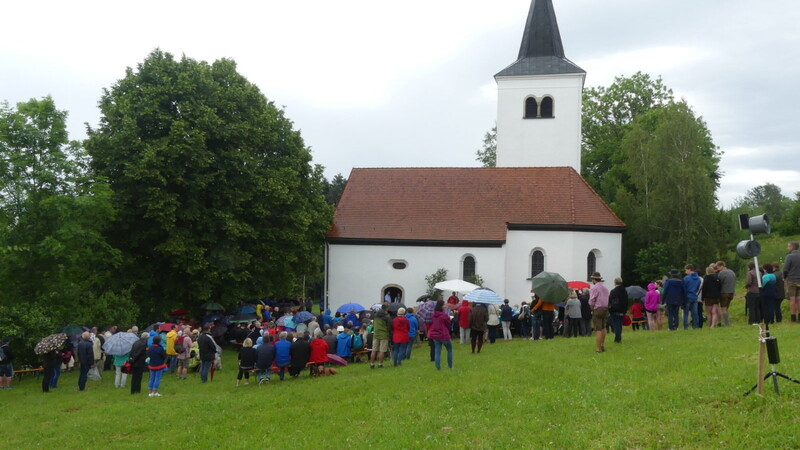 Die Gallnerkirche mit Gottesdienstbesuchern bei der Festmesse.