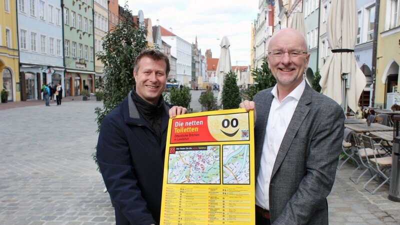 Oberbürgermeister Alexander Putz und Stadtmarketingleiter Michael Bragulla (links) präsentieren das Netz an frei zugänglichen WC-Anlagen in der Innenstadt.