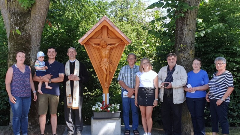 Feuen sich über das gelungene Werk: Familie Kronschnabl mit Pfarrer Dr. Thomas Hösl und Hans Störringer (mit Ehefrau Mathilde), der die Christusfigur geschnitzt hat.
