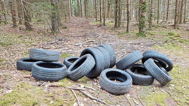 In einem Wald zwischen Frauenzell und Brennberg wurden erneut 14 Reifen illegal abgelagert.