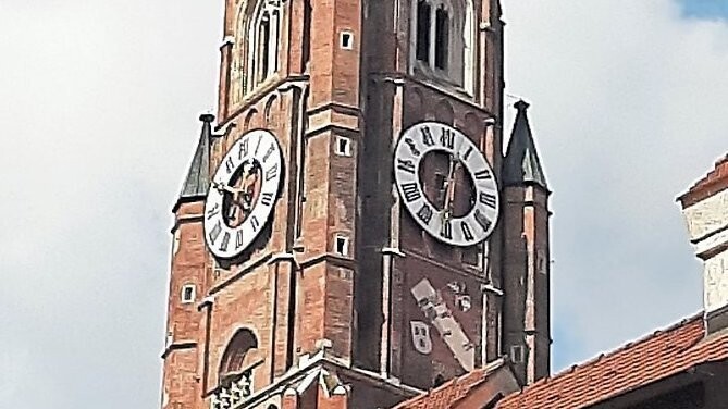 Eine Uhr an der Martinskirche ist im Februar stehengeblieben.