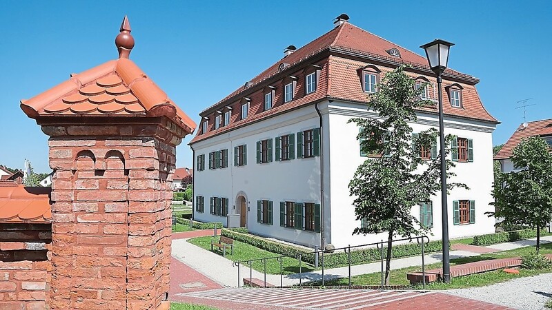 Das Hofmarkschloss, das heutige Rathaus, ist Start- und Zielpunkt der rund neun Kilometer langen Wanderung rund um Mauern.