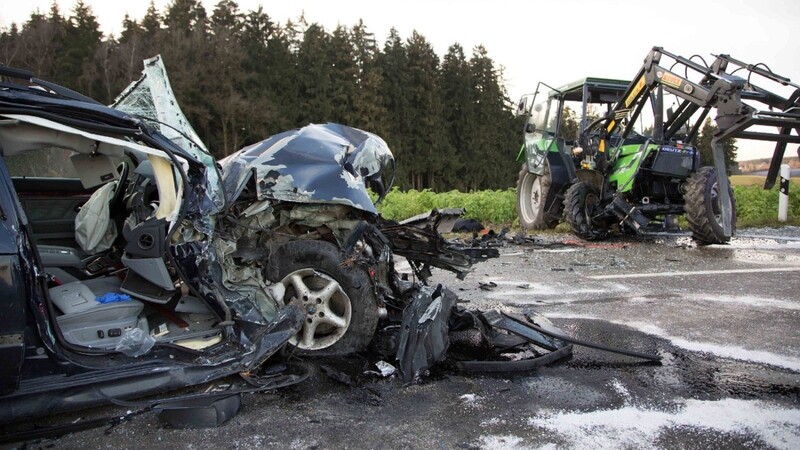 Nahe Bodenkirchen sind am Dienstag ein Auto und ein Traktor zusammengestoßen. Beide Fahrer wurden dabei verletzt.