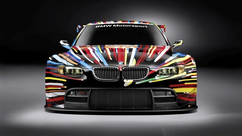 Bereits 2010 hat Jeff Koons ein "Art Car" für BMW entworfen. Das ist jetzt gemeinsam mit den Versionen seiner Künstlerkollegen bis Sonntag in der Pinakothek der Moderne zu sehen. Koons neuer Coup wird dagegen erst im Februar 2022 in Los Angeles enthüllt.