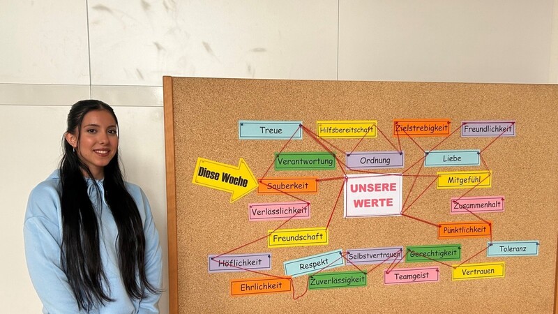 Ranya Haji Husein ist seit rund einem Jahr Wertebotschafterin und hat an ihrer Schulen mit vielen großen und kleinen Projekten -- wie zum Beispiel dieser "Werte-Pinnwand" - schon viel Positives erreicht.