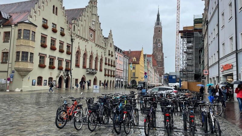 Die Fahrradständer müssen wegen des Altstadtfests vorübergehend abgebaut werden.