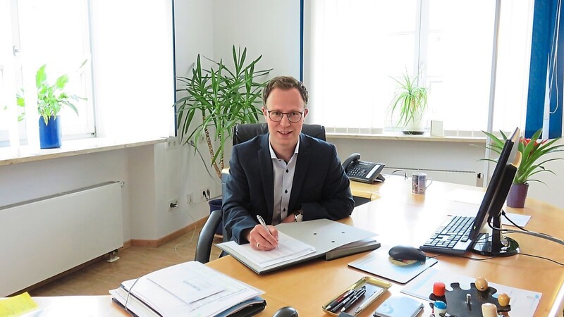 Pfeffenhausens neuer Bürgermeister Florian Hölzl an seinem Arbeitsplatz im Rathaus.