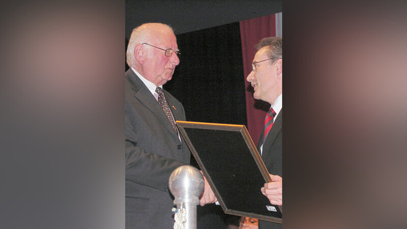Altbürgermeister Eduard Bäumel wurde von seinem Nachfolger Franz Reichold beim Neujahrsempfang im Januar 2008 zum Ehrenbürger ernannt.