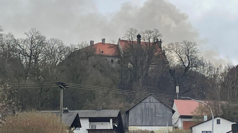 Am Freitagmittag brannte es im Schloss Oberköllnbach in Postau (Landkreis Landshut).
