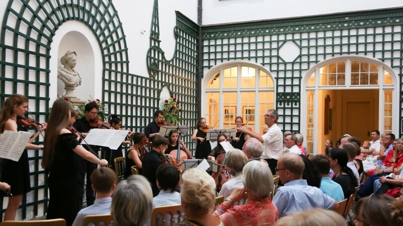 Die Mitglieder des Jugendstreichorchesters der Städtischen Musikschule zeigten im Lichthof von Schloss Kapfing ihr Können.