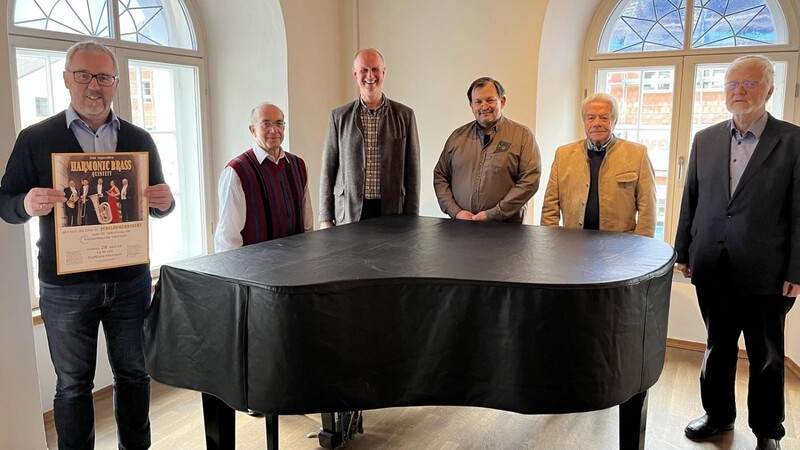 Feiern gemeinsam 30 Jahre Konzertfreunde: 2. Bürgermeister Hans Greil (v.l.), Rudolf Hiebl, Michael Pollwein, Robert Strasser, Jürgen Dietrich und Thomas Richwien