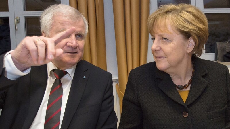 Horst Seehofer hält den Druck auf Kanzlerin Angela Merkel weiterhin aufrecht.