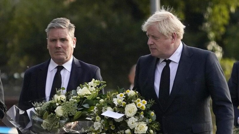 Der konservative Premierminister Boris Johnson (r.) und Labour-Chef Keir Starmer tragen Blumen, als sie am Tatort eintreffen, an dem ein Parlamentsmitglied einen Tag zuvor erstochen wurde. "Alle Herzen sind erfüllt von Trauer über das Verbrechen", sagt Johnson.