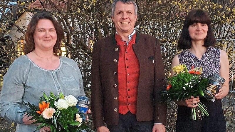 Vorsitzender Martin Frank bedankte sich bei Schatzmeisterin Edith Liegl (links) und der stellvertretenden Vorsitzenden Susi Heiner mit Blumen und Geschenken.