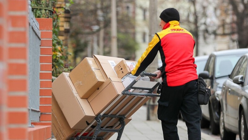 Künftig soll nur noch ein Paketdienstleister pro Zustellgebiet unterwegs sein - zumindest wenn es nach den Vorstellungen des Marktführers Deutsche Post geht.