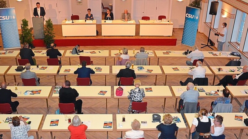 Exakt 99 Wahlberechtigte waren am Dienstagabend zur Kreishauptversammlung der CSU in den Bernlochnersaal gekommen.