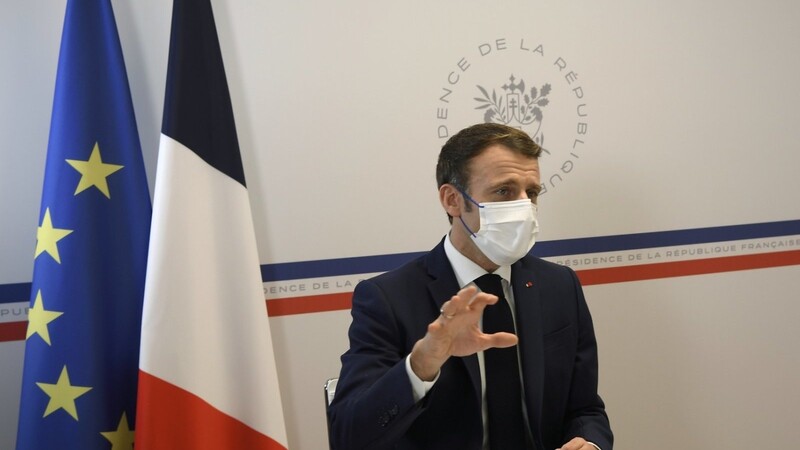 Emmanuel Macron leitet eine Sondersitzung in der präsidialen Ferienresidenz Fort de Bregancon in Bormes-les-Mimosas. Macron hielt die Sondersitzung mit einigen wichtigen Ministern per Videoanruf, nachdem das Land zum ersten Mal in der Pandemie mehr als 100.000 Virusinfektionen an einem einzigen Tag verzeichnet hatte.