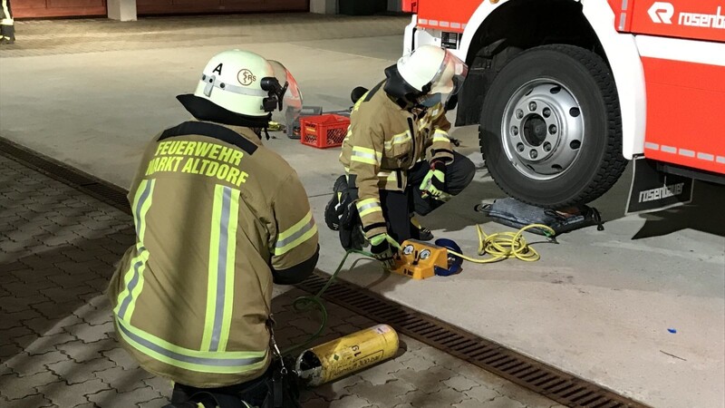 Mit Masken und in kleinen Gruppen hat die Feuerwehr Altdorf kürzlich ihre erste Übung in diesem Jahr durchgeführt.