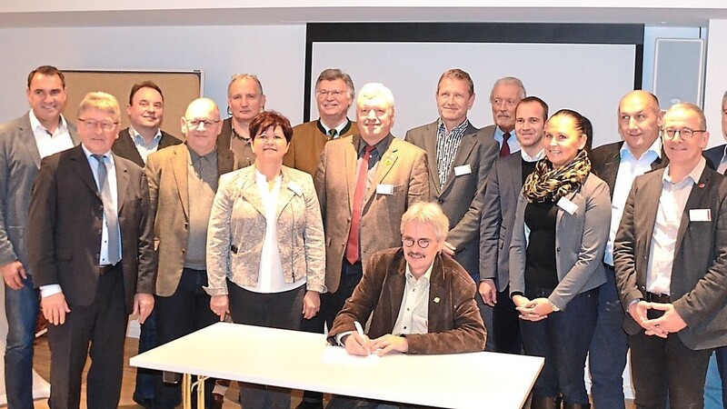 Bürgermeister Alfred Holzner (l.) mit den Vertretern der übrigen Modellgemeinden und der Projektträger.