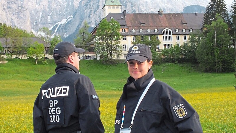 Zur Zeit bereitet man sich bei der Deggendorfer Bundespolizei auf den G7-Gipfel vor. Unser Bild zeigt Beamte aus der Donaustadt bei der Sicherung des letzten G 7-Gipfel auf Schloss Elmau im Jahr 2015.