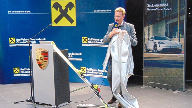 Zur Demonstration, wie Schanzenspringen vonstattengeht, hatte Dieter Thoma seine Skiausrüstung dabei.