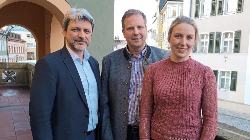 Bürgermeister Sandro Bauer mit der Vorsitzenden des Stadtmarketingvereins, Anna Igl, und ihrem Stellvertreter Matthias Moritz (Mitte).