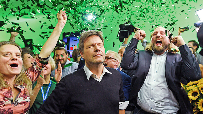 Das Siegerbild im Wettbewerb "Pressefoto Bayern 2018" zeigt den Jubel der Politiker von Bündnis 90/Die Grünen nach der ersten Hochrechnung der Bayerischen Landtagswahl.