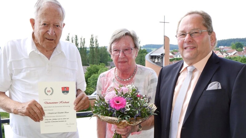 Gut beschützt im Schatten der Kirche Sankt Johannes feiern Manfred und Elisabeth Bauer ihre Diamantene Hochzeit, auch mit Bürgermeister Hans Eichstetter (von links).