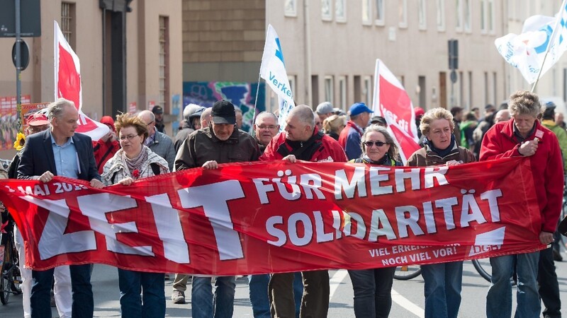 Auch im niedersächsischen Göttingen beteiligten sich etliche Menschen an der DGB-Kundgebung am 1. Mai.