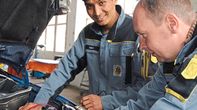 Aziz hat Freude in seiner Arbeit und lernt den Beruf des Kfz-Mechatronikers.