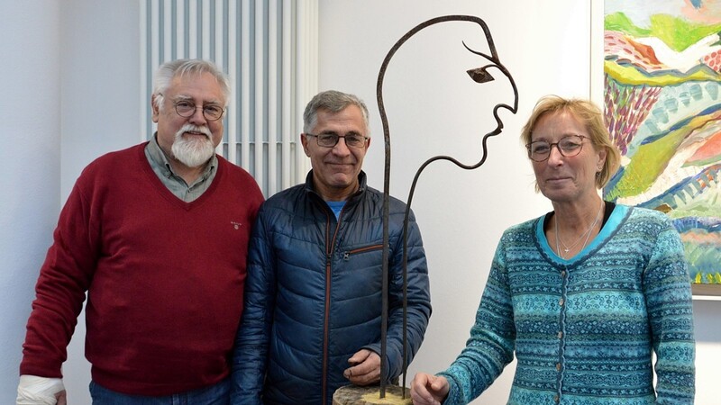 Kursleiter und Ausstellungsorganisator Johann Reif mit Bruder Reinhard Reif, Schmiede-Kunstwerk und Kursteilnehmerin Irene Reupert (von links).