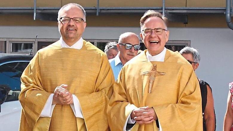 Die Freude steht ihnen ins Gesicht geschrieben: Pfarrer Holger Kruschina und Neupriester Wolfgang Weyer.
