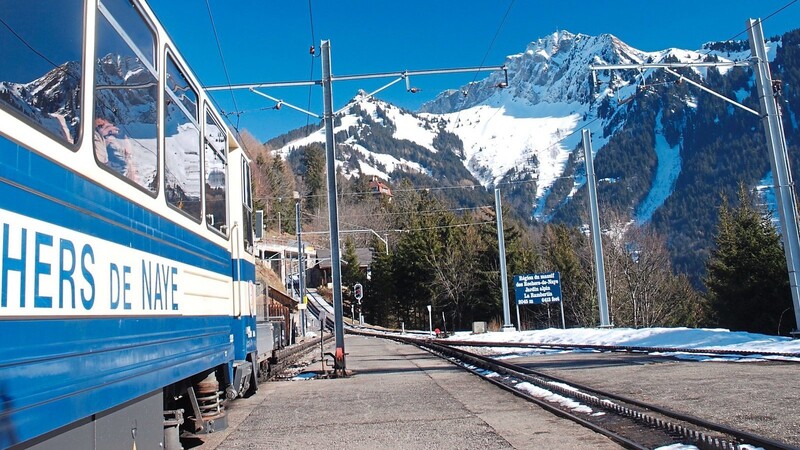 Die Goldenpass-Bahn fährt Besucher hinauf in die Bergwelt zu Santa Claus. Die Reise dauert rund eine Stunde.