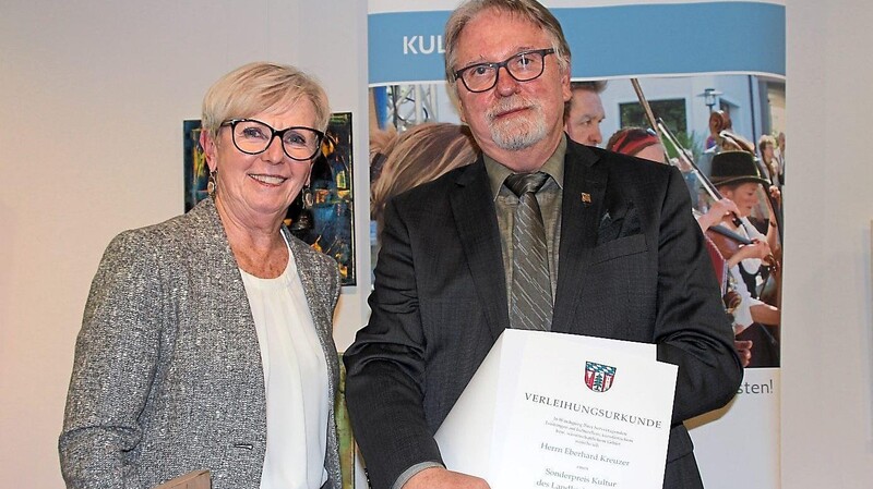 Landrätin Rita Röhrl mit dem Kulturpreisträger Eberhard Kreuzer, der am 6. Dezember in einem Beitrag zu sehen sein wird.