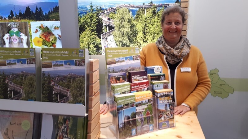 Für den Urlaub vor der eigenen Haustür bieten die Broschüren des Landkreises einige Anregungen. - Das Bild von Tourismusreferentin Birgit von Byern bei der Präsentation der Prospekte ist im Februar auf der Reise- und Freizeitmesse in München entstanden.