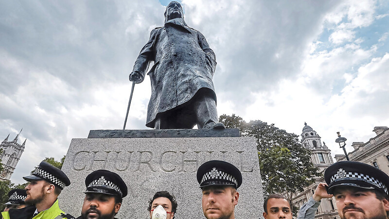 Unter Polizeischutz: das Denkmal von Winston Churchill.  Foto: Kirsty Wigglesworth/AP/dpa